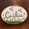 Ovale di legno con uccellini e campanelle rosa - immagine 3