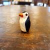 Pinguino di ceramica. Realizzato e dipinto a mano