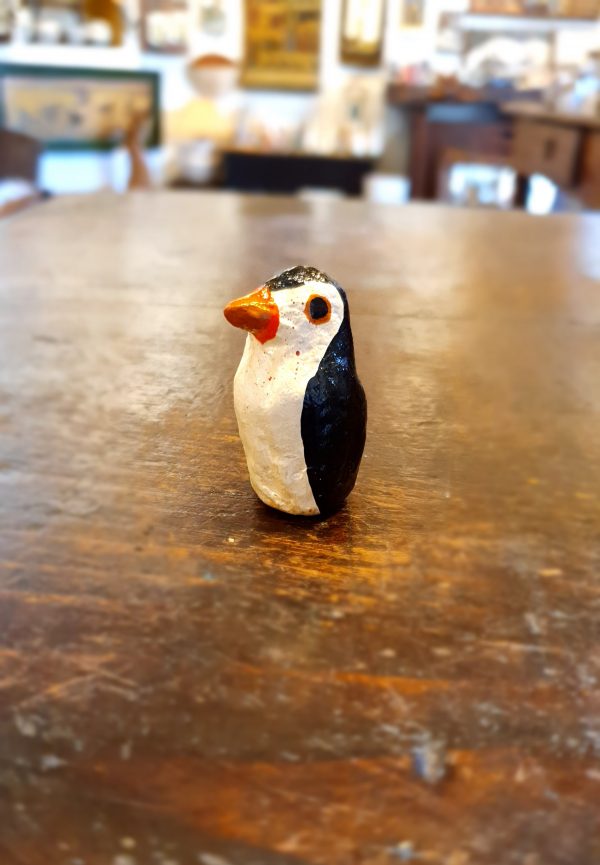 Pinguino di ceramica. Realizzato e dipinto a mano