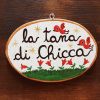 Ovale di legno con uccellini e campanelle rosse - immagine 2