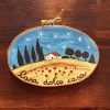 Ovale di legno con casolare e paesaggio estivo - immagine 2