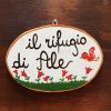 Ovale di legno con uccellini e campanelle rosse - immagine 4