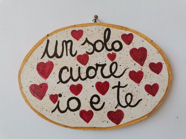 Ovale di legno "Un solo cuore io e te" con cuori rossi
