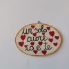 Ovale di legno "Un solo cuore io e te" con cuori rossi - immagine 3