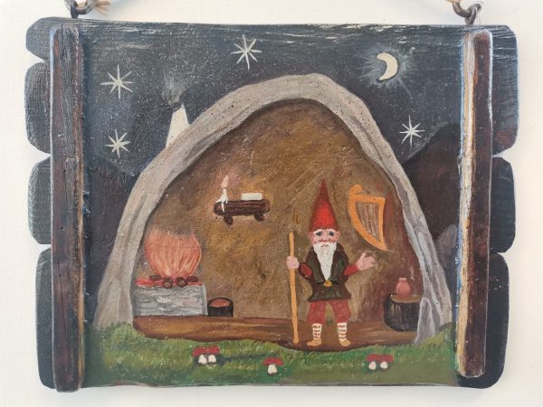 Pannello Gnomo sulla porta della sua casa nel bosco
