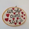 Ovale di legno "Un solo cuore io e te" con cuori rossi - immagine 2